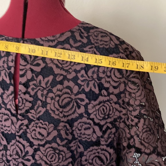 Ann Taylor size XL lace rose plum color short sleeves blouse with black lining. - Picture 4 of 8